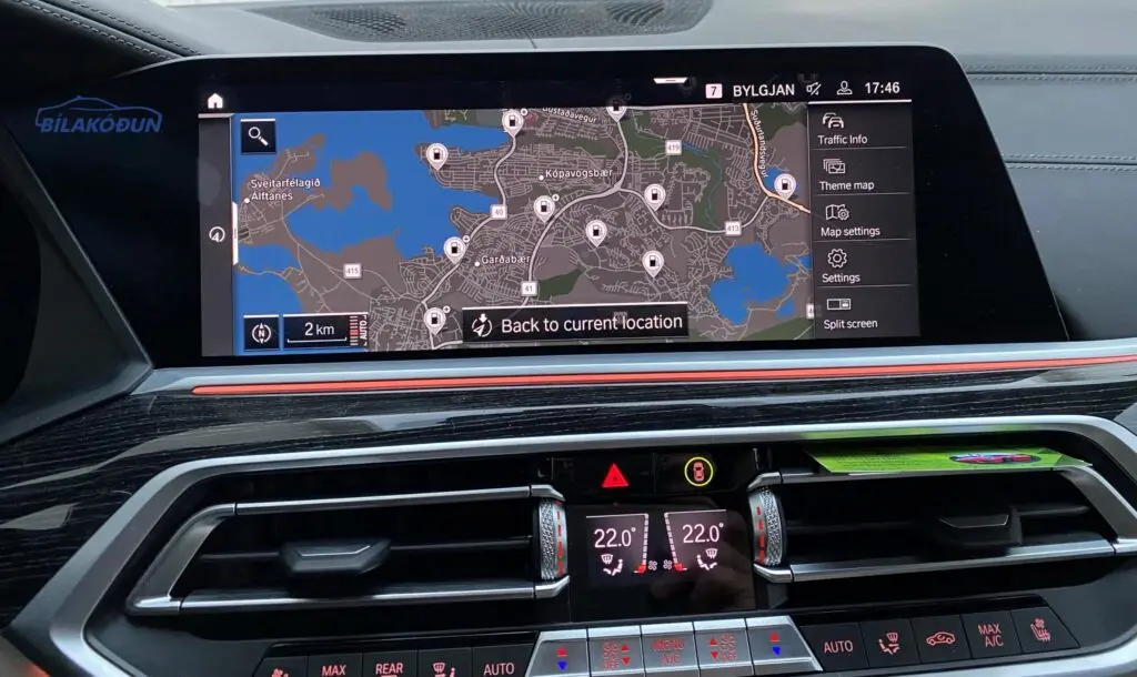 Kort með Íslandi, CarPlay & ljósastillingar — BMW X7 G07 · 2021